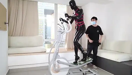 Mz27 - lateksle bağlı bir kız koşu bandında yürüyor