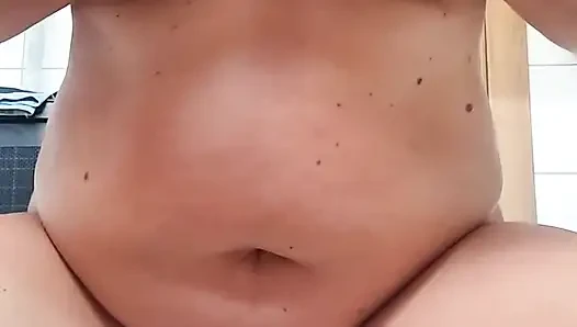 Amcığıma ve meme uçlarıma kıskaçlarla işkence etmeyi gerçekten seviyorum! Beni tahrik ediyor ama efendim gelmeme izin vermiyor
