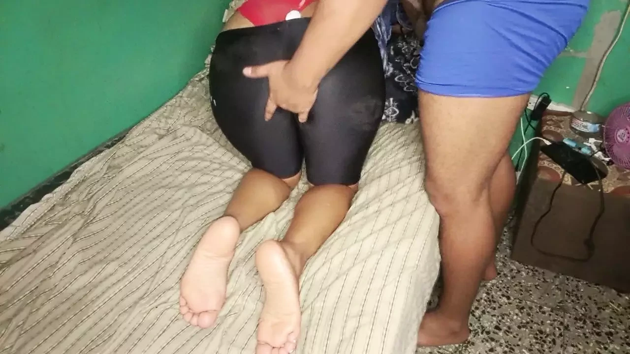 Kết hôn ở lycra để anh ta đụ cô ấy trên tất cả bốn người trước khi người chồng cuckold của cô ấy đến