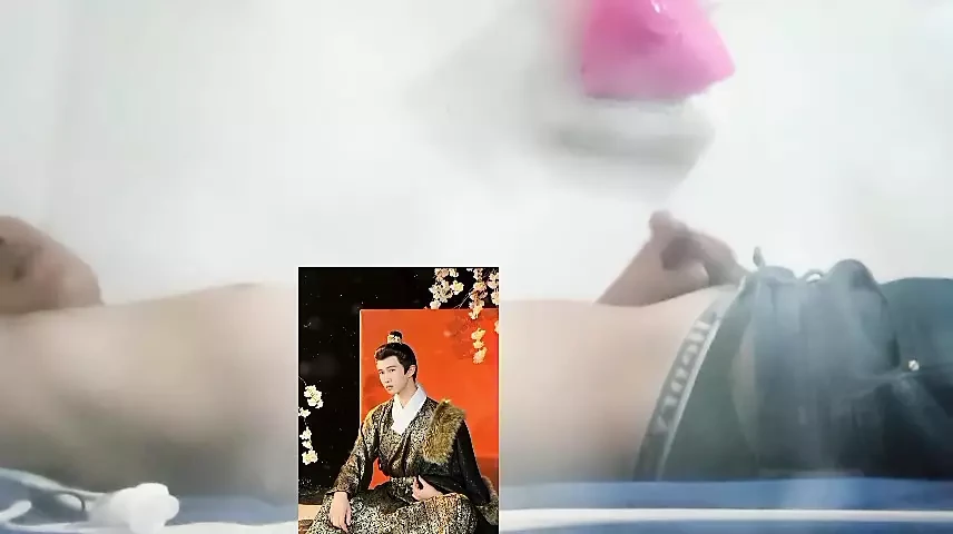 Quay lén anh trai thủ dâm trong nhà trọ