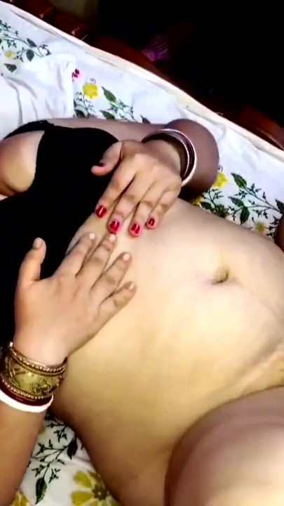 Indisk desi bhabhi som snakker skittent mens hun knuller med en desi-gutt | Klipp 1