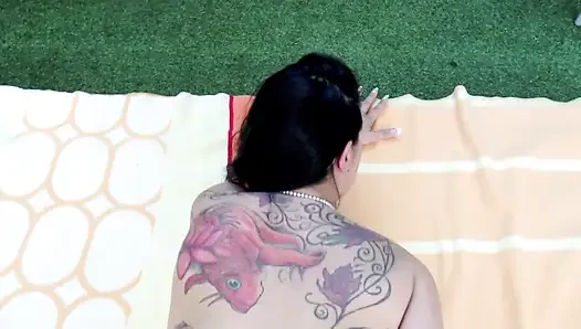 Büyük götlü seksi dövmeli esmer bakış açısıyla sikiliyor