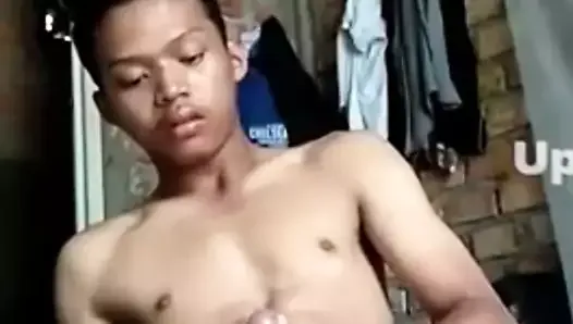 Un garçon de 18 ans sexy se branle une énorme éjaculation