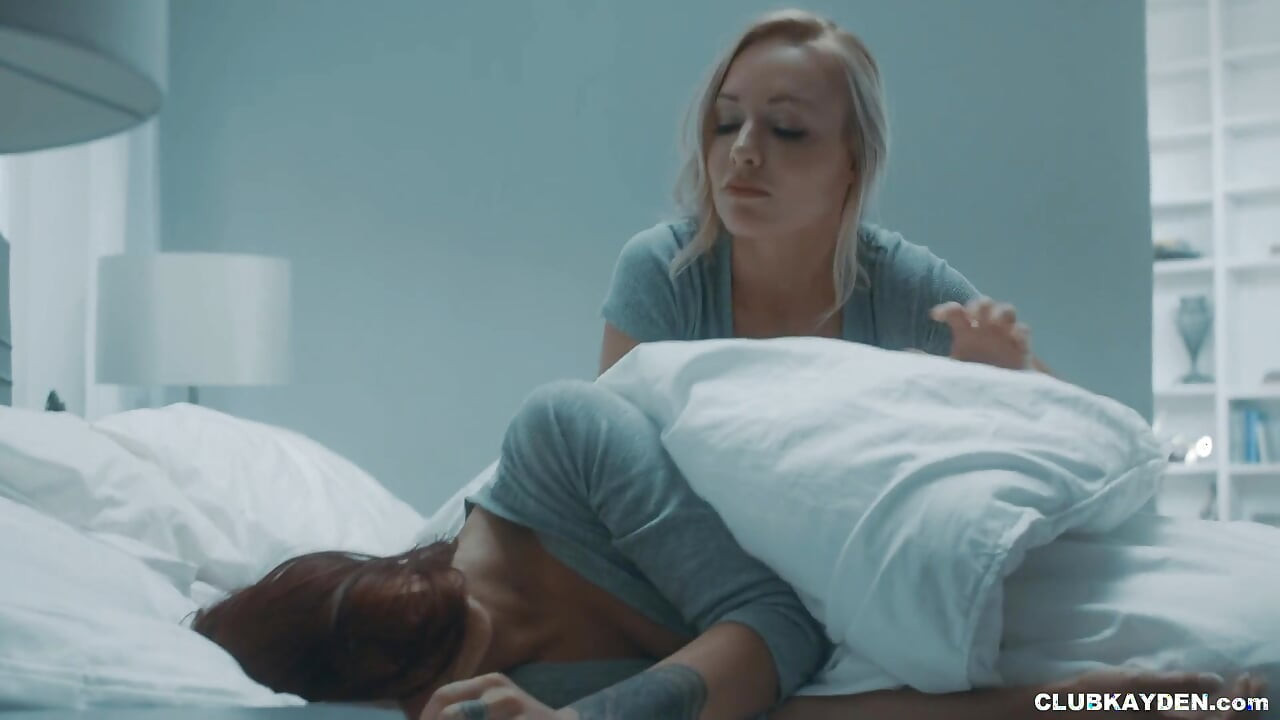 Kayden Kross jede Evelin Stone u vrućem lezbijskom videu
