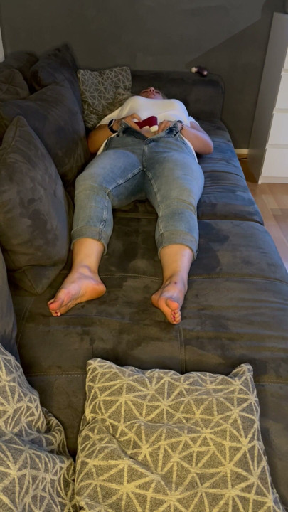 Bonie og Clydes onaniforspill sofa jeans skjelving rykk stønning multiple orgasme fitte | Klipp 1
