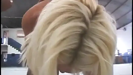 Zwei blonde küken werden zwischen einer gruppe geiler typen geteilt