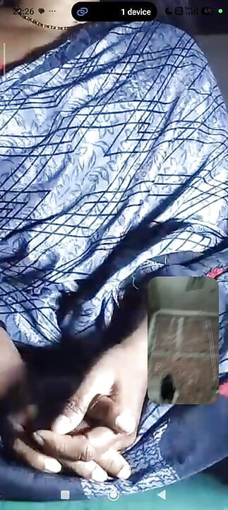 Desi Moster fingrar på videosamtalsex