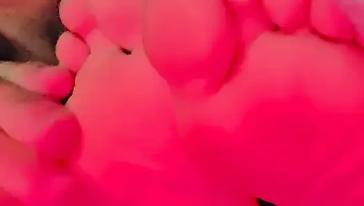 Nyepong kakinya sambil nonton film