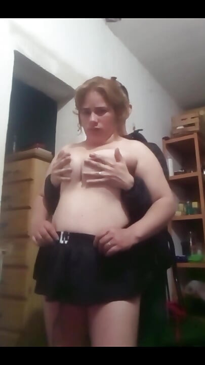 Αυνανίζεται και αγγίζει τα βυζιά της φίλης του με κοντή φούστα