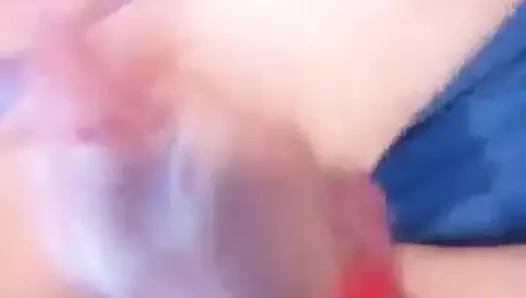 Masturabando mi verga y escupiendola