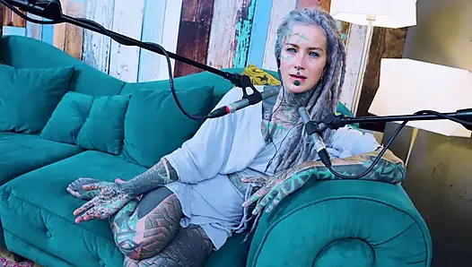 Ich spreche über U - unbequem - ASMR podcast SFW spricht goth dünnes mädchen dreadlocks tattoo-modell inked mädchen