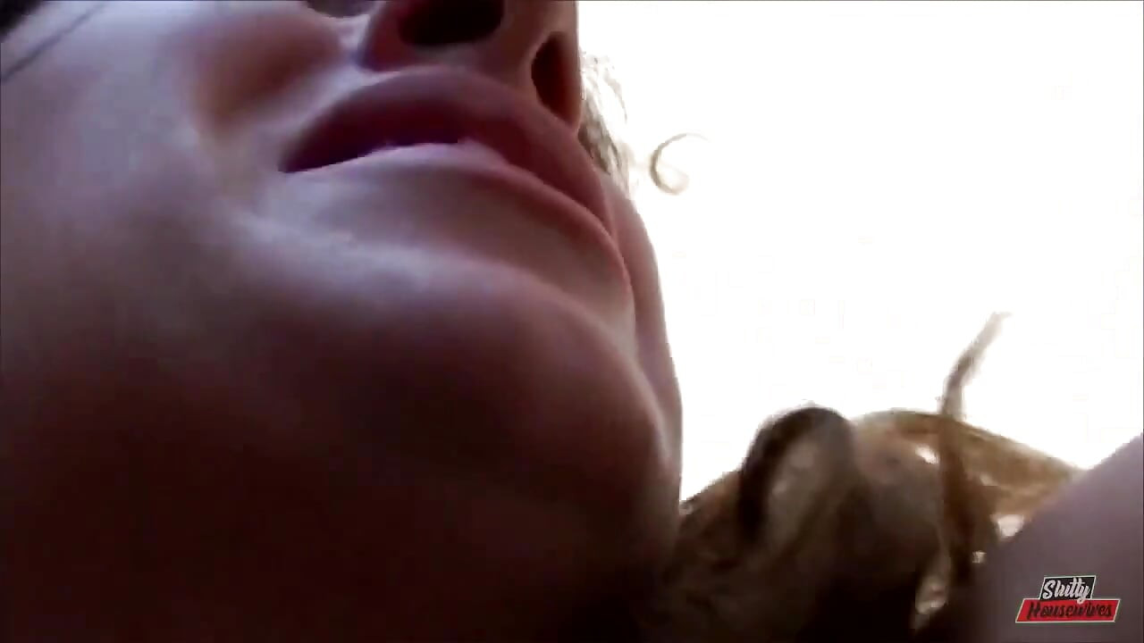Mooie milf pist live en poesje wordt geopend door een kleine lul