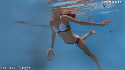 Winziges zierliches dünnes sexy Schätzchen Hermine Ganger unter Wasser