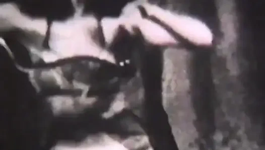 Невероятно сексуальная винтажная брюнетка в течке