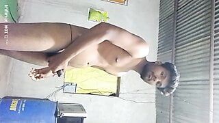 Indischer Desi-Dorfjunge masturbiert im Zimmer
