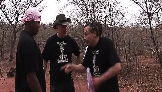 Vergrabene Schönheit im Sand: Wilder Outdoor-Fetischsex