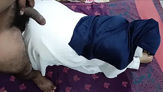 Tesettürlü kız üniversiteden geldiğinde üvey erkek kardeşi tarafından sikiliyor