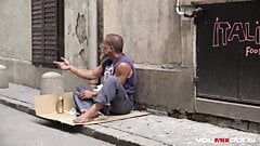 Youmixporn dois bons samaritanos com fome de pau ajudam mendigo!