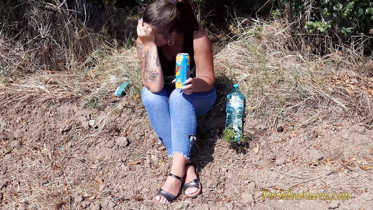 Pee in a field of corn - pissing herself while talking with her boyfriend on the phone