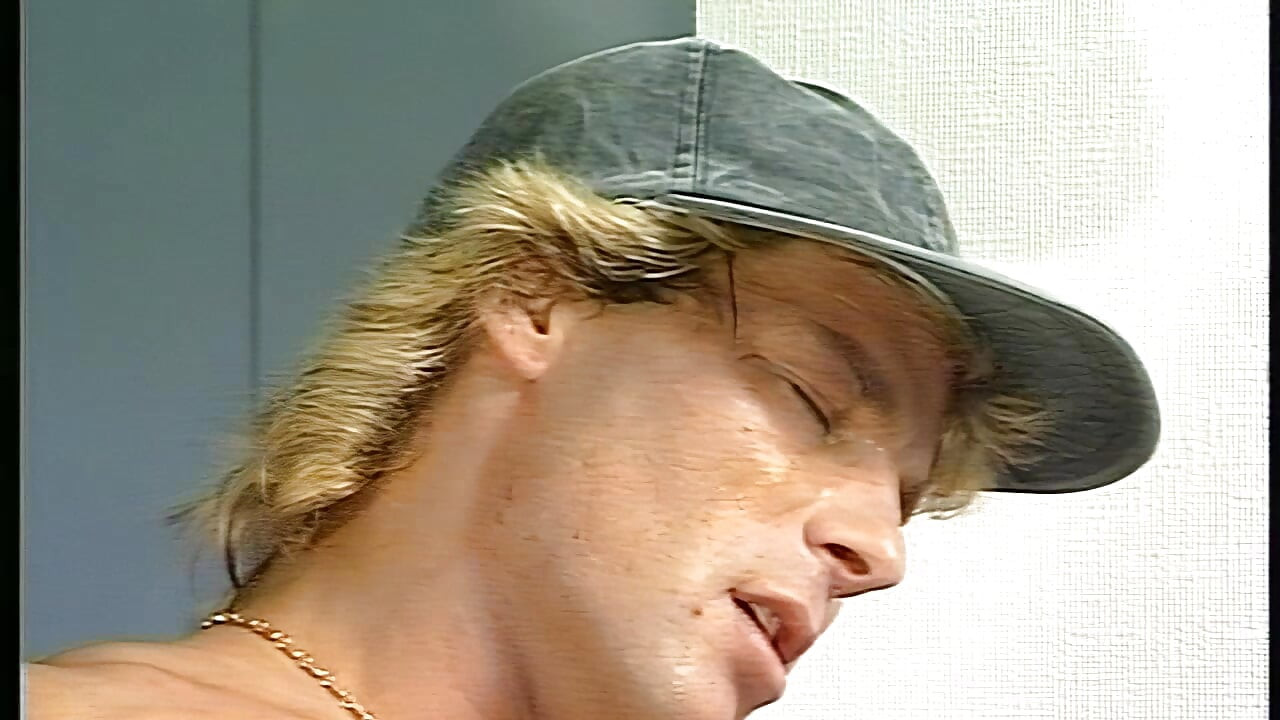 Ateşli sarışın orta yaşlı seksi kadın üvey oğlu tarafından sert sikiliyor