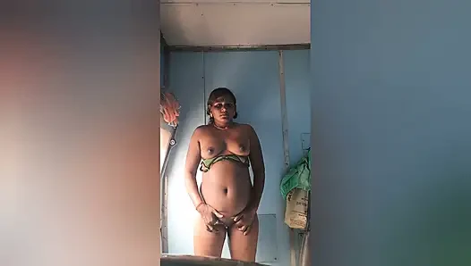 Berbagi ranjang sama saudara tiriku setelah hujan