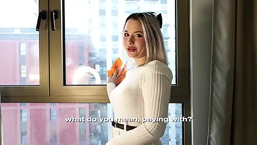 Wanita kebersihan memutuskan untuk memberikan layanan tambahan: air liur yang dalam dan keras dalam posisi yang sangat fleksibel dengan akhir