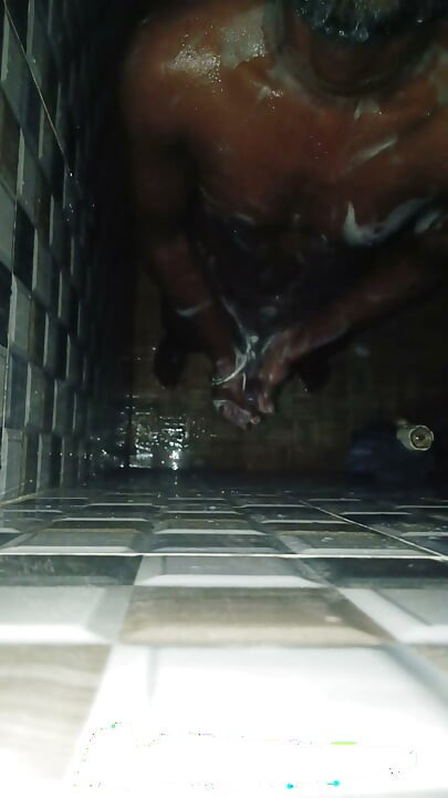 Hombre indio caliente bañándose y jugando y limpiando su gran polla