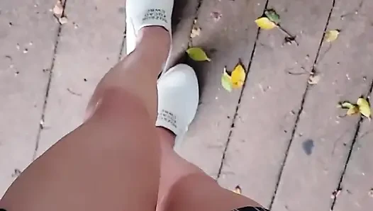 Crossdresser Tingxuan, açık havada beyaz dantel iç çamaşırı giyerek saf bir görünüm sunuyor
