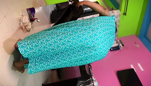 Pov: pembantu india dengan pantat bahenol lagi asik menyapu kamarku sambil bugil & toket besarnya lagi asik ngocok kontol - seks mms