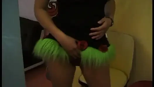 Zenci ateşli kız kıyafetlerini değiştiriyor
