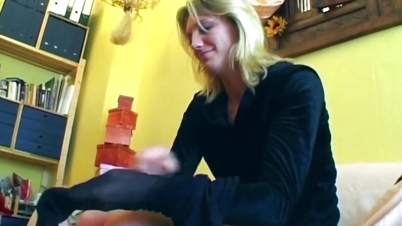 Blondine Spreads for Deep Pussy Fingering