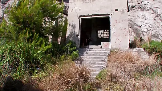 File çoraplı ve siyah çizmeli kızıl saçlı kız, eğildi ve kırsalda domalarak sikildi!