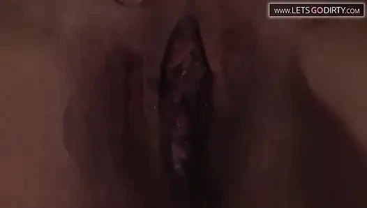 Горячей девушке засовывают руку в ее задницу, пока сиськи связаны и с завязанными глазами