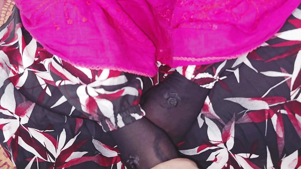 Aku menyetubuhi memek berair wanitaku sampai memeknya merah.