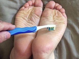 Amateur eigengemaakte milf vrouw kietelt voetzolen