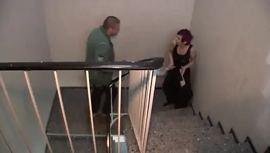 Geile reife schönheit fingert ihre nasse muschi mit älterem liebhaber