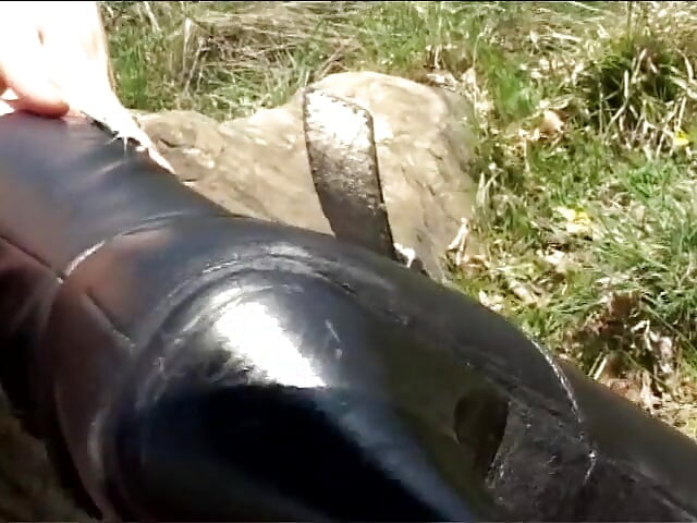 Elle a été amenée à la campagne pour une bonne baise