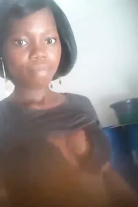 Sandrine montre ses Seins a son Binguiste