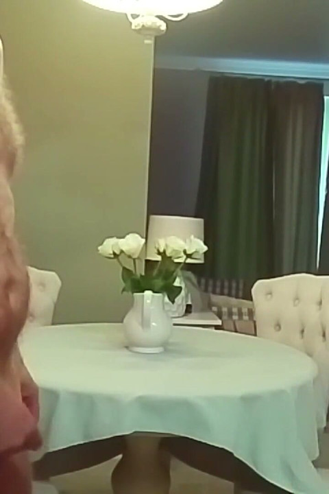 Mama vitregă ejaculează și primește o pizdă plină de spermă
