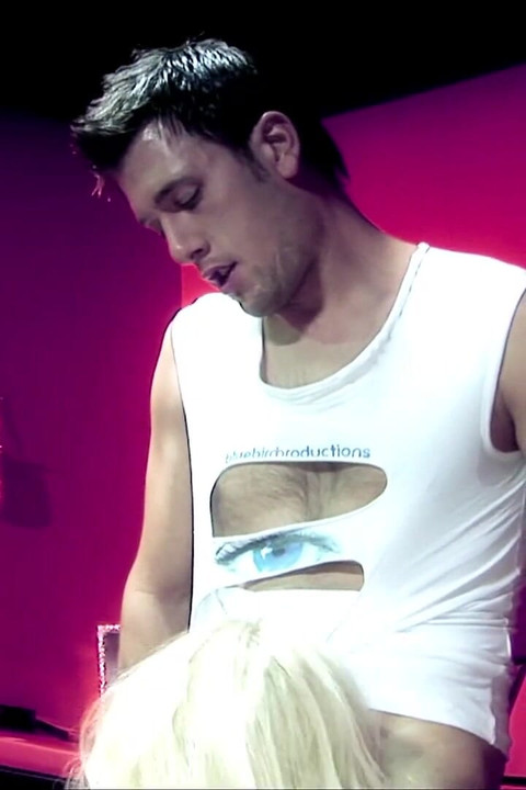 穿渔网的金发炸弹熟女喜欢被她的奴隶壮男肛交