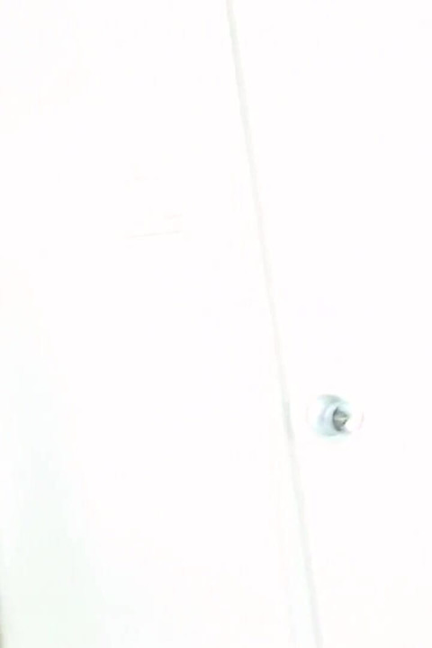 Une black à gros cul se fait baiser dans la salle de bain