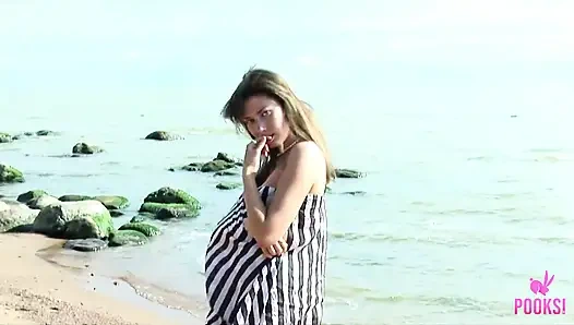 Загорелая тинка Arya раздевается на пляже, чтобы трахнуть пальцами ее пизду!