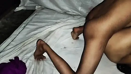 18 jahre alt, schöne heiße bengalische stiefschwester, Sie hat angst, allein zu sein, sie wird heute abend bei mir in meinem zimmer bleiben.