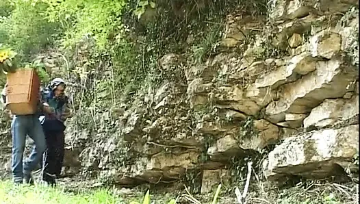 Трах бабушки в задницу с камшотом на лицо на улице