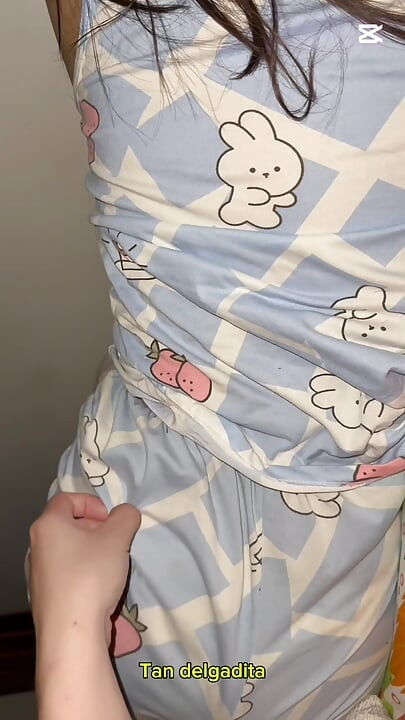 Partager un lit avec ma demi-sœur a failli nous surprendre, me convainc de la baiser