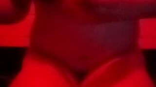 Анальная мастурбация с красным светом в любительском видео