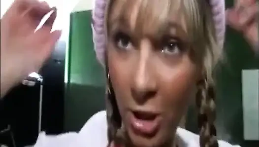Шлюшка сосет член и получает грязный камшот на лицо на улице