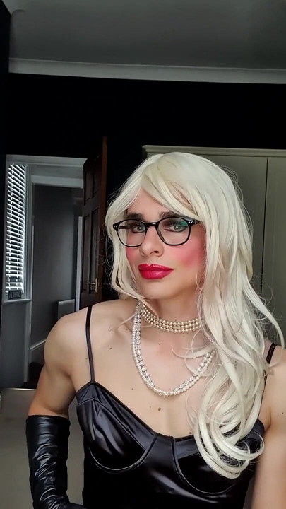 穿着我的黑色缎面礼服戏弄你, 全妆, 珍珠, 歌剧皮手套, 丝袜, 吊带, 珍珠, 贞操, 金发女郎