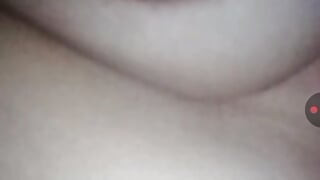 Indiana, une fille virale montre ses gros seins sexy en se doigtant la chatte, dernière vidéo