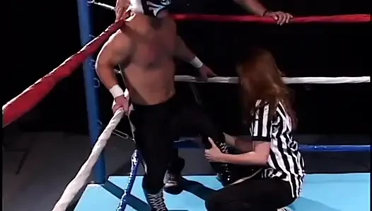 Zwerg-wrestler wird von dem brünetten schätzchen gefickt und geritten